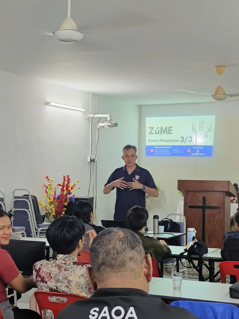 Pastor Jony teaching a Zúme Training class